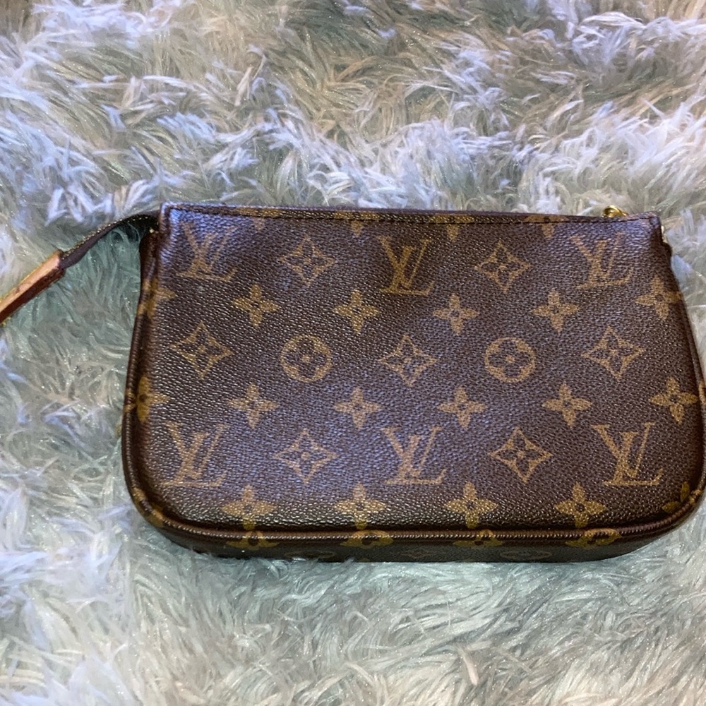 Louis Vuitton pouchette accessorie